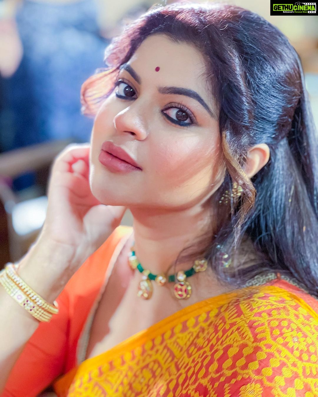Sneha Wagh Instagram - She may not own opulence, but she won't let her daughter drown in the mud of sorrow and sadness! Protima will create a revolution... That will make women like her dream!! #Awaited #NeerjaEkNayiPehchaan Airing on @colorstv from 10th July, Monday-Sunday at 08:30 PM IST . . . #Neerja #newshow #upcoming #gratitude #instagood #instadaily #fyp #goodvibes #SarangeSneha #ssnehawagh #snehawagh