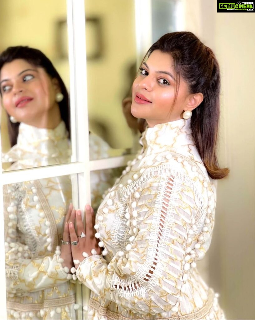 Sneha Wagh Instagram - When she smiles The sun shines, the stars sparkle, the moon glows and the entire universe shimmers differently because the world knows how rare she is! . . 👗: @fashionstruc . . #mondaymood #stylefile #lookbook #fashiongram #sarange #sarangesneha #snehawagh #ssnehawagh