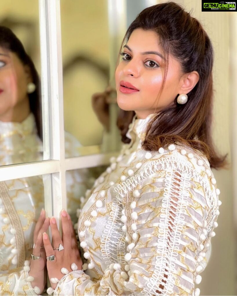 Sneha Wagh Instagram - When she smiles The sun shines, the stars sparkle, the moon glows and the entire universe shimmers differently because the world knows how rare she is! . . 👗: @fashionstruc . . #mondaymood #stylefile #lookbook #fashiongram #sarange #sarangesneha #snehawagh #ssnehawagh