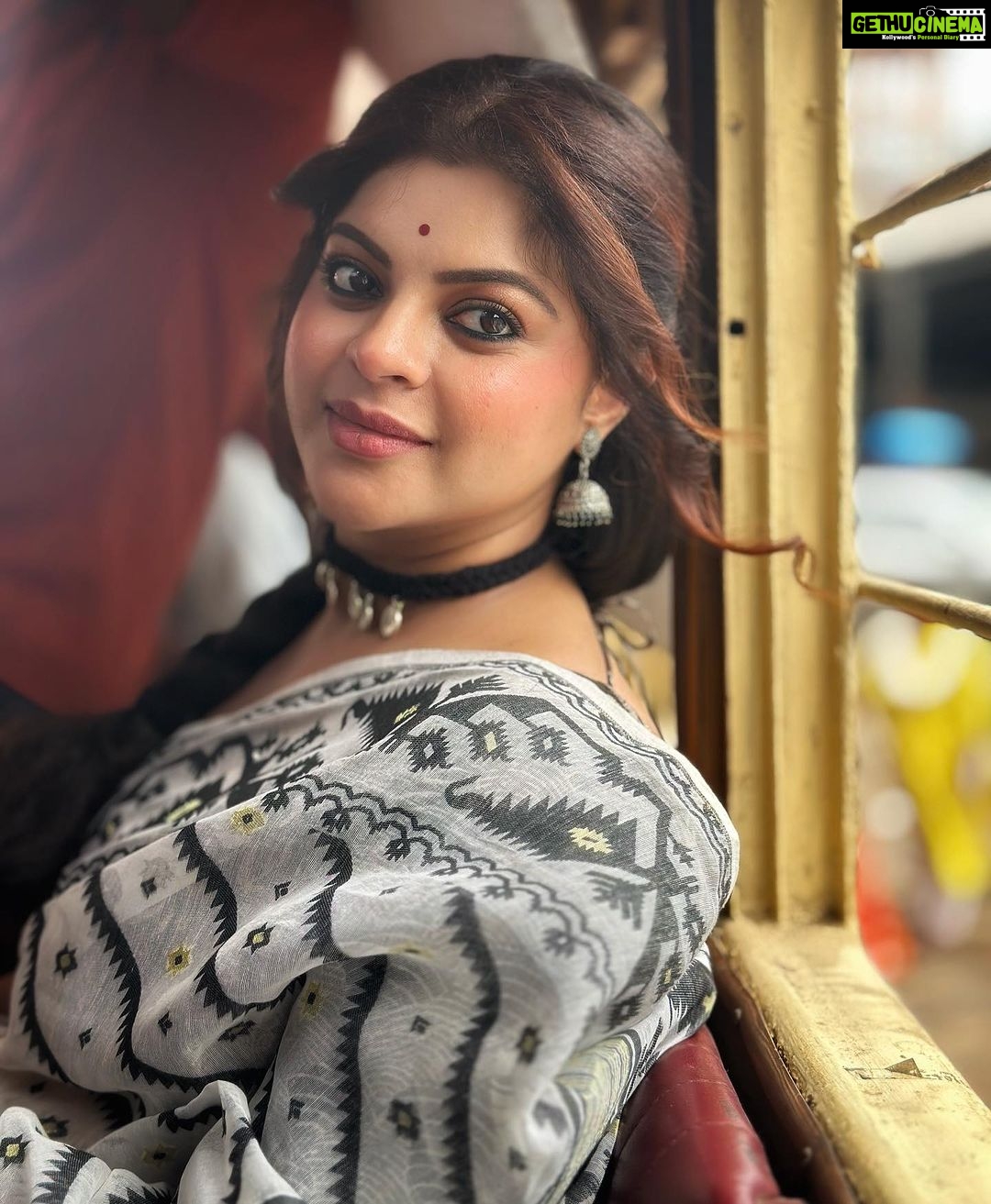 Sneha Wagh Instagram - The Tram Stories β¦β¦ Kolkata π #neerjaeknayipehchaan @colorstv . . . . . #neerja #protima #colorstv #colors #ssnehawagh #sarangesneha #snehawagh #myra #myravaikul #worldofmyra #kolkata #tram #tramway #kolkatadiaries