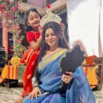 Sneha Wagh Instagram – Apni alag duniya banakar, khush hain dono ek doosre ke saath……
Neerja ki Protima aur Protima ki pyaari Neerja 💝🧿💝
You changed my world @_world_of_myra_official 
🌻
#neerjaeknayipehchaan @colorstv 
#myravaikul #snehawagh