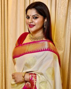 Sneha Wagh Instagram - Flaunting My Indian Ambience In A Saree 💝
.
Jewellery : @jewelsofmyra 
Captured : @chintamani_photography_09 
.
.
.
#saree #sareelove #india #indianfashion #marathiculture #marathibana #sarangesneha #ssnehawagh #snehawagh