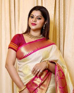 Sneha Wagh Instagram - Flaunting My Indian Ambience In A Saree 💝
.
Jewellery : @jewelsofmyra 
Captured : @chintamani_photography_09 
.
.
.
#saree #sareelove #india #indianfashion #marathiculture #marathibana #sarangesneha #ssnehawagh #snehawagh