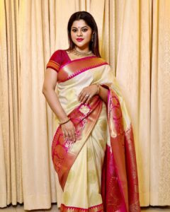 Sneha Wagh Instagram - Flaunting My Indian Ambience In A Saree 💝
.
Jewellery : @jewelsofmyra 
Captured : @chintamani_photography_09 
.
.
.
#saree #sareelove #india #indianfashion #marathiculture #marathibana #sarangesneha #ssnehawagh #snehawagh