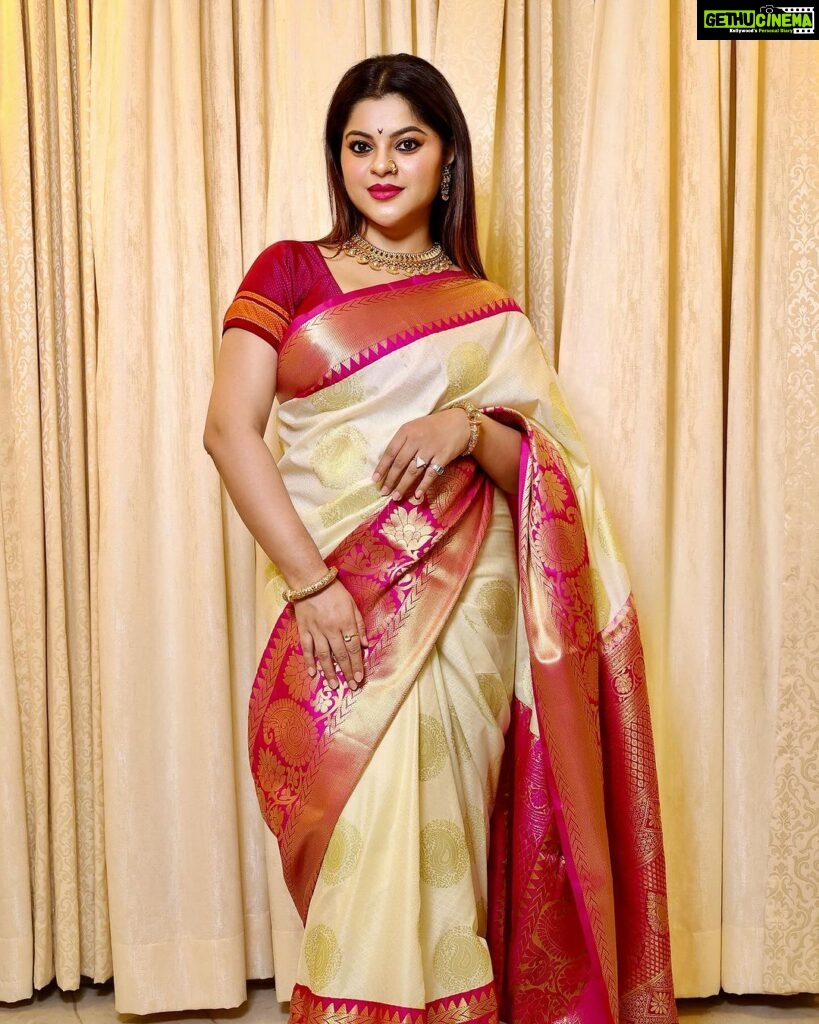 Sneha Wagh Instagram - Flaunting My Indian Ambience In A Saree 💝 . Jewellery : @jewelsofmyra Captured : @chintamani_photography_09 . . . #saree #sareelove #india #indianfashion #marathiculture #marathibana #sarangesneha #ssnehawagh #snehawagh