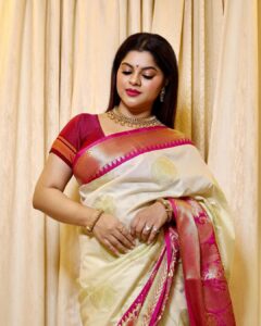 Sneha Wagh Instagram - Flaunting My Indian Ambience In A Saree 💝
.
Jewellery : @jewelsofmyra 
Captured : @chintamani_photography_09 
.
.
.
#saree #sareelove #india #indianfashion #marathiculture #marathibana #sarangesneha #ssnehawagh #snehawagh