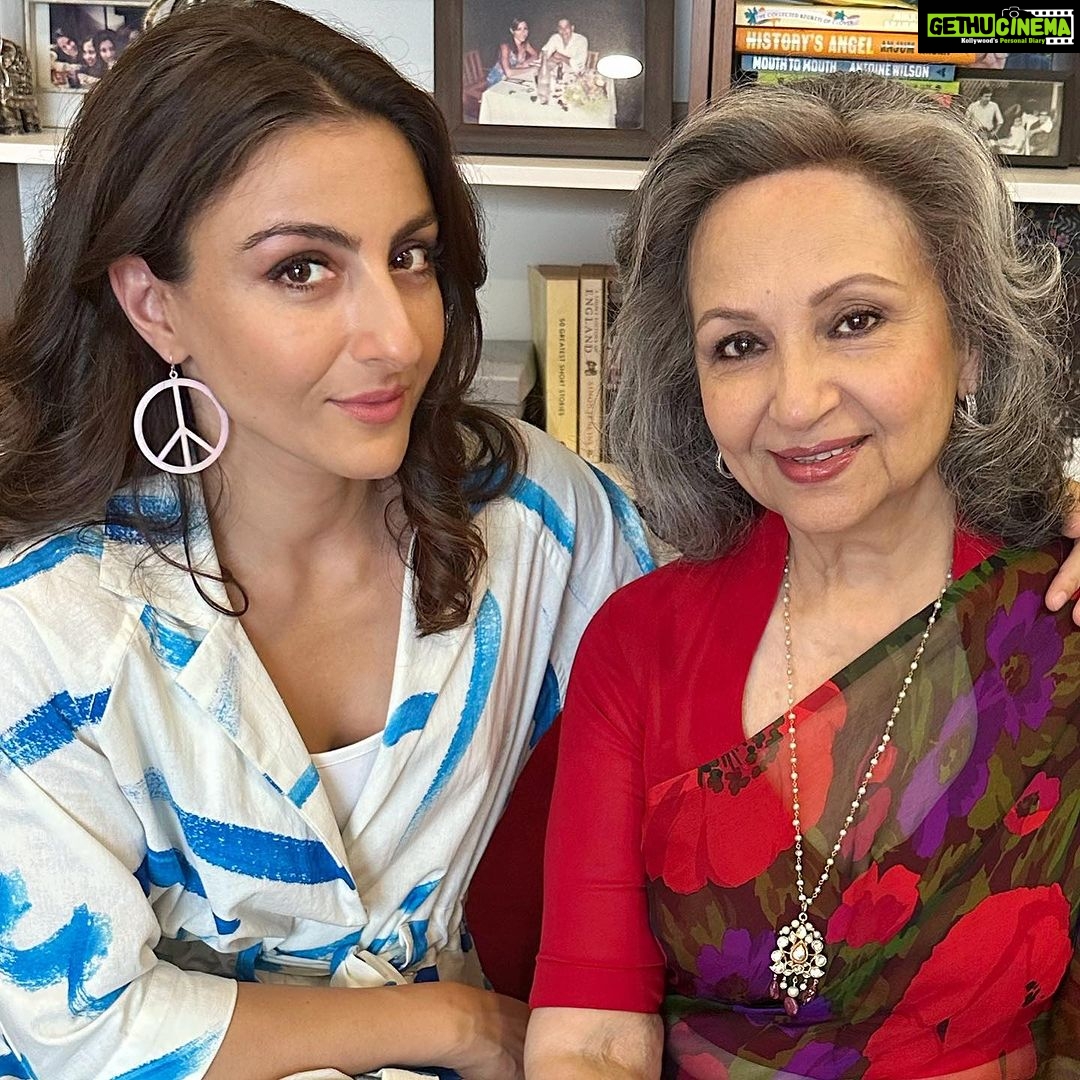 Soha Ali Khan Instagram - Had to capture the mom-ent 😃❤️#keepcalmandcallmom