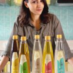 Soha Ali Khan Instagram - Why do I recommend Gulab Cold Pressed Oils? ✌🏼 They're nutrient-rich 🤤 They're super flavourful ✅ Gulab has 50 years of expertise in extracting oils In every spoonful of Gulab Cold Pressed Oils you'll be able to taste the #ArtOfCold Follow @gulabgoodness and order your oils today. #coldpressedoils #gulabgoodness #gulaboils #collab