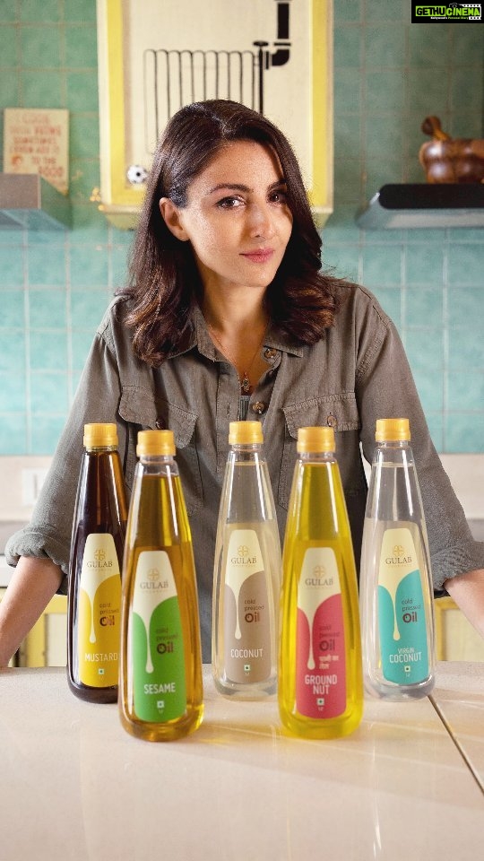 Soha Ali Khan Instagram - Why do I recommend Gulab Cold Pressed Oils? ✌🏼 They're nutrient-rich 🤤 They're super flavourful ✅ Gulab has 50 years of expertise in extracting oils In every spoonful of Gulab Cold Pressed Oils you'll be able to taste the #ArtOfCold Follow @gulabgoodness and order your oils today. #coldpressedoils #gulabgoodness #gulaboils #collab