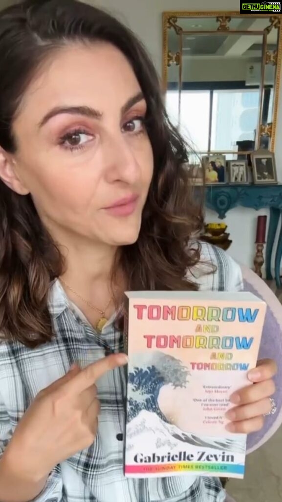 Soha Ali Khan Instagram - If you are looking for your next summer read, look no further … #reading #summerreading #tomorrowandtomorrowandtomorrow @gabriellezevin @penguinindia #novels #fiction