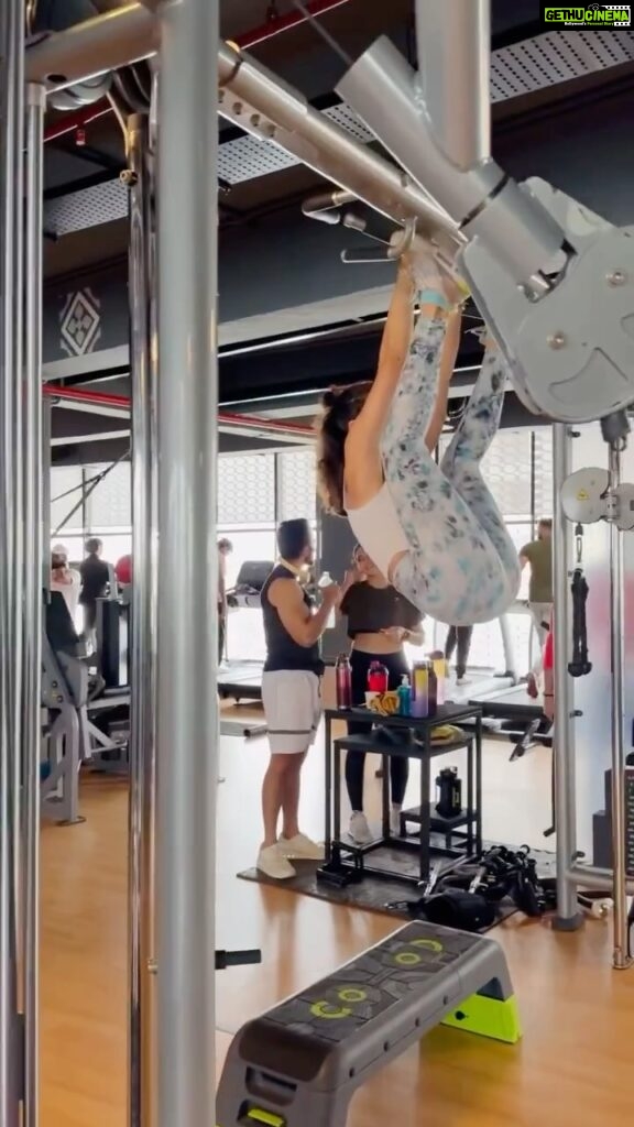 Soha Ali Khan Instagram - Just hanging about #core #coreworkout #fitnessmotivation
