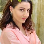 Soha Ali Khan Instagram – Ah that new iPhone smell…. #shotoniphone15pro #iphone15pro @apple