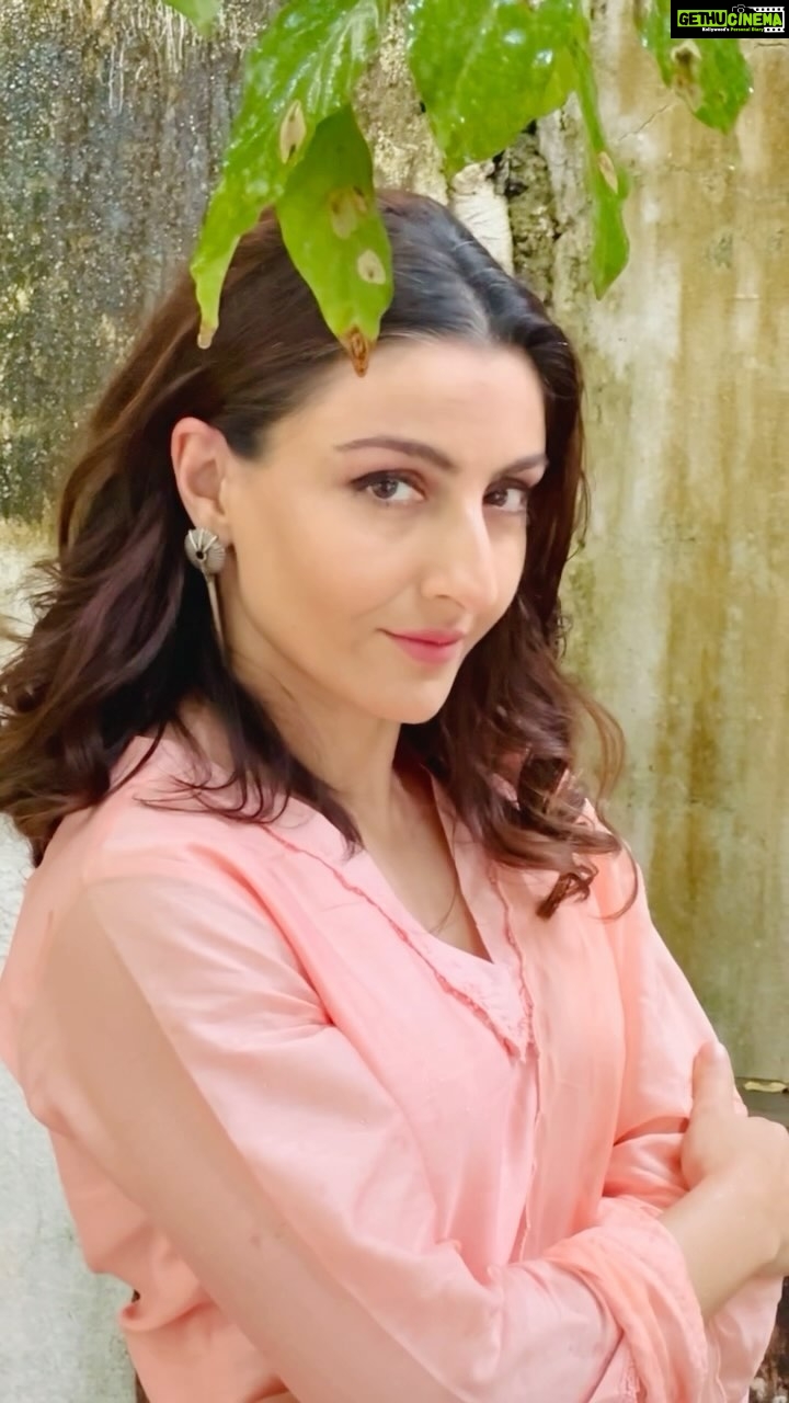 Soha Ali Khan Instagram - Ah that new iPhone smell…. #shotoniphone15pro #iphone15pro @apple