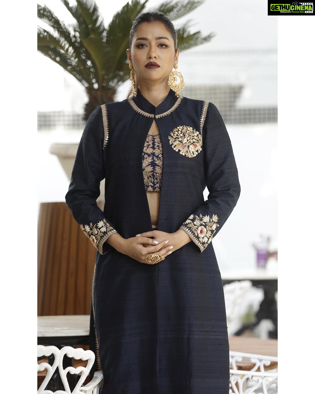 Sohini Sarkar Instagram - A shoot for @eisamay . @journoby_profession @arnabchakraborty7 @abhijitpl2 @an3style @diaryofaamrapali @socialyard_digital @bunaphilekolkata @sayantan_sarkar @bsirkarjohuree_official . . #shoot #shootstory #mood #pujovibes #festivity #sohini #redlove #traditional