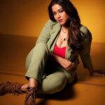 Sohini Sarkar Instagram - I decide my vibe 🌻 . . 📸 @iamsudiptachanda 💄 @sanusinghroy 👩‍🦰 @supriyamondal1711 👗 @tamashreeroy 🤝 @socialyard_digital . . #shoot #shootdiary #coords #mood #vibe #team #gaze #gowiththeflow Kolkata