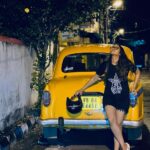 Sohini Sarkar Instagram - খানিকটা আমি , আর বাকিটা জানে এই শহর #kolkata #yellowtaxi #candid #night #mood #rain #আমি