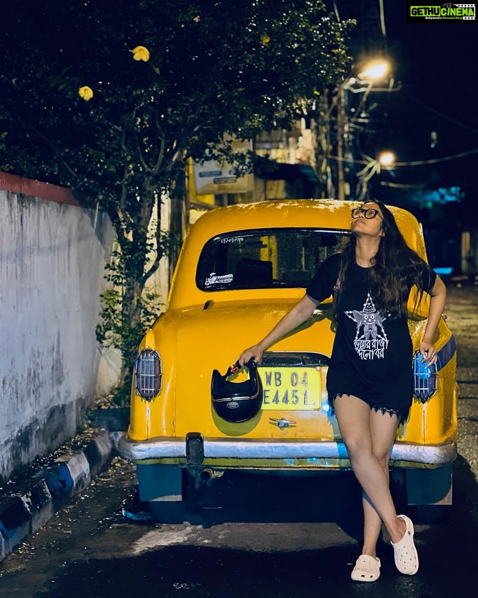 Sohini Sarkar Instagram - খানিকটা আমি , আর বাকিটা জানে এই শহর #kolkata #yellowtaxi #candid #night #mood #rain #আমি