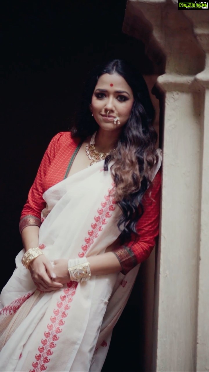 Sohini Sarkar Instagram - মা আসছে ♥️ শুভ মহালয়া . . Sharodiya Shoot for @sangbadpratidin Videography: @that_cam_boy_official Makeup : @abhijitpl2 Sari : Priyogopal Bishoyi Blouse : @parama_g Styling : @bidisha_chattopadhyay Coordination : @shampalimaulick Location : @92_kabisukanta_sarani 🔗 @socialyard_digital #mahalaya #durgapuja #kolkata #durga #durgapujo #durgamaa #calcutta #agomoni #pujo #maadurga #kumartuli #kolkatadurgapuja #kolkatagram #bengal #maa #instagram #bengali #durgapujokolkata #devinegoddess #pujorchobi