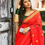 Sohini Sarkar Instagram - #saree #sareelove #indian #candid #day #road 📷 @abhireporting
