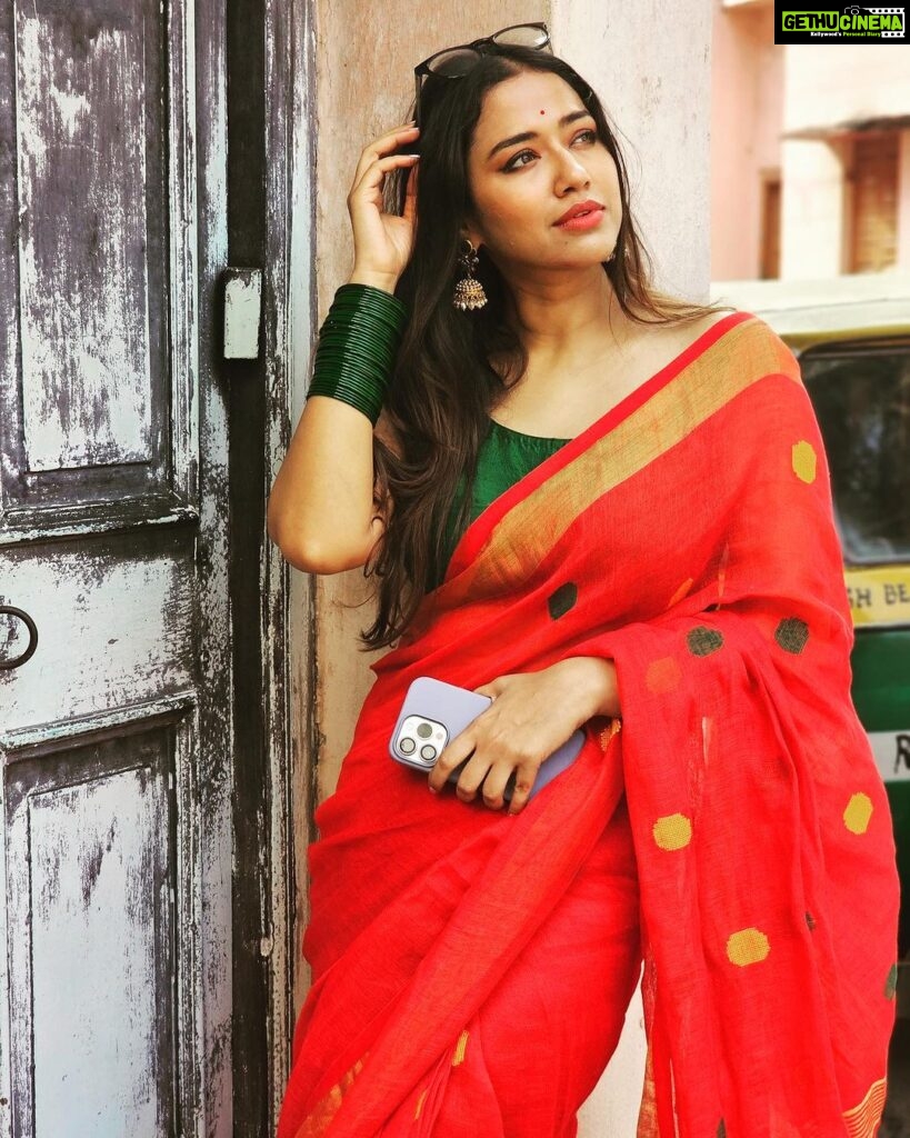 Sohini Sarkar Instagram - #saree #sareelove #indian #candid #day #road 📷 @abhireporting