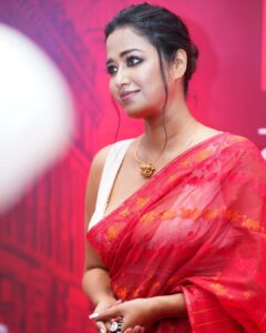 Sohini Sarkar Instagram - Last night at @hoichoi.tv Season 7 Announcement party 🎈❣️
.
📸 @sahil_paswan_2646_ 
💄 @dassourav3 
💇‍♀️ @diaryofaamrapali 
👚 @threaded_madhab 
🥻 @jamdani_o_amader_golpo 
💍 @tahir_somethingsopure 
🔗 @socialyard_digital @sayoniroy9 

Sampurna 2 is streaming now!! Do watch!!
.
.
#sampurna #webseries #hoichoi #season7 #lastnight