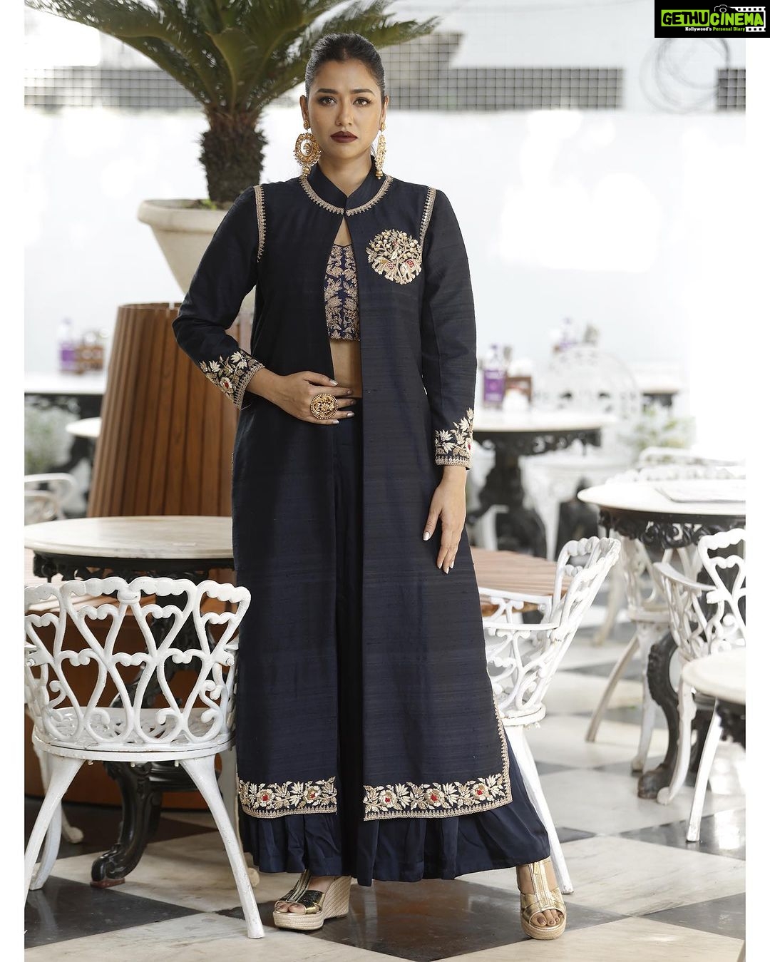 Sohini Sarkar Instagram - A shoot for @eisamay . @journoby_profession @arnabchakraborty7 @abhijitpl2 @an3style @diaryofaamrapali @socialyard_digital @bunaphilekolkata @sayantan_sarkar @bsirkarjohuree_official . . #shoot #shootstory #mood #pujovibes #festivity #sohini #redlove #traditional