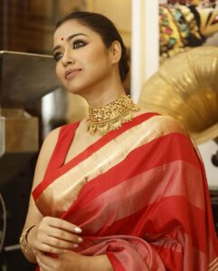 Sohini Sarkar Instagram - পুজো পুজো আমেজ ♥️
.
A shoot for @eisamay 
.
@journoby_profession @arnabchakraborty7 @abhijitpl2 @an3style @diaryofaamrapali @socialyard_digital @parama_g @bsirkarjohuree_official @vcutblouse @bunaphilekolkata 
.
.
#shoot #shootstory #mood #pujovibes #festivity #sohini #redlove #traditional