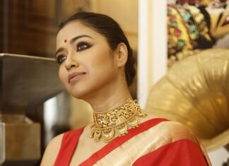 Sohini Sarkar Instagram - পুজো পুজো আমেজ ♥️ . A shoot for @eisamay . @journoby_profession @arnabchakraborty7 @abhijitpl2 @an3style @diaryofaamrapali @socialyard_digital @parama_g @bsirkarjohuree_official @vcutblouse @bunaphilekolkata . . #shoot #shootstory #mood #pujovibes #festivity #sohini #redlove #traditional Kolkata