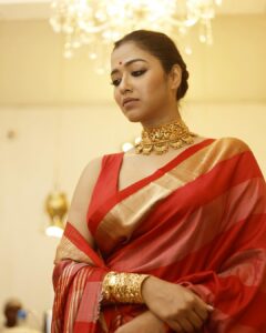 Sohini Sarkar Instagram - পুজো পুজো আমেজ ♥️
.
A shoot for @eisamay 
.
@journoby_profession @arnabchakraborty7 @abhijitpl2 @an3style @diaryofaamrapali @socialyard_digital @parama_g @bsirkarjohuree_official @vcutblouse @bunaphilekolkata 
.
.
#shoot #shootstory #mood #pujovibes #festivity #sohini #redlove #traditional