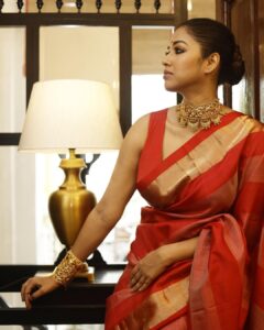 Sohini Sarkar Instagram - পুজো পুজো আমেজ ♥️
.
A shoot for @eisamay 
.
@journoby_profession @arnabchakraborty7 @abhijitpl2 @an3style @diaryofaamrapali @socialyard_digital @parama_g @bsirkarjohuree_official @vcutblouse @bunaphilekolkata 
.
.
#shoot #shootstory #mood #pujovibes #festivity #sohini #redlove #traditional