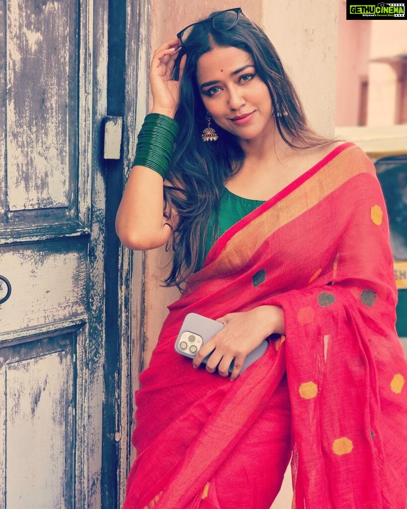 Sohini Sarkar Instagram - #saree #sareelove #indian #candid #day #road 📷 @abhireporting