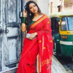 Sohini Sarkar Instagram – #saree #sareelove #indian #candid #day #road 
📷 @abhireporting