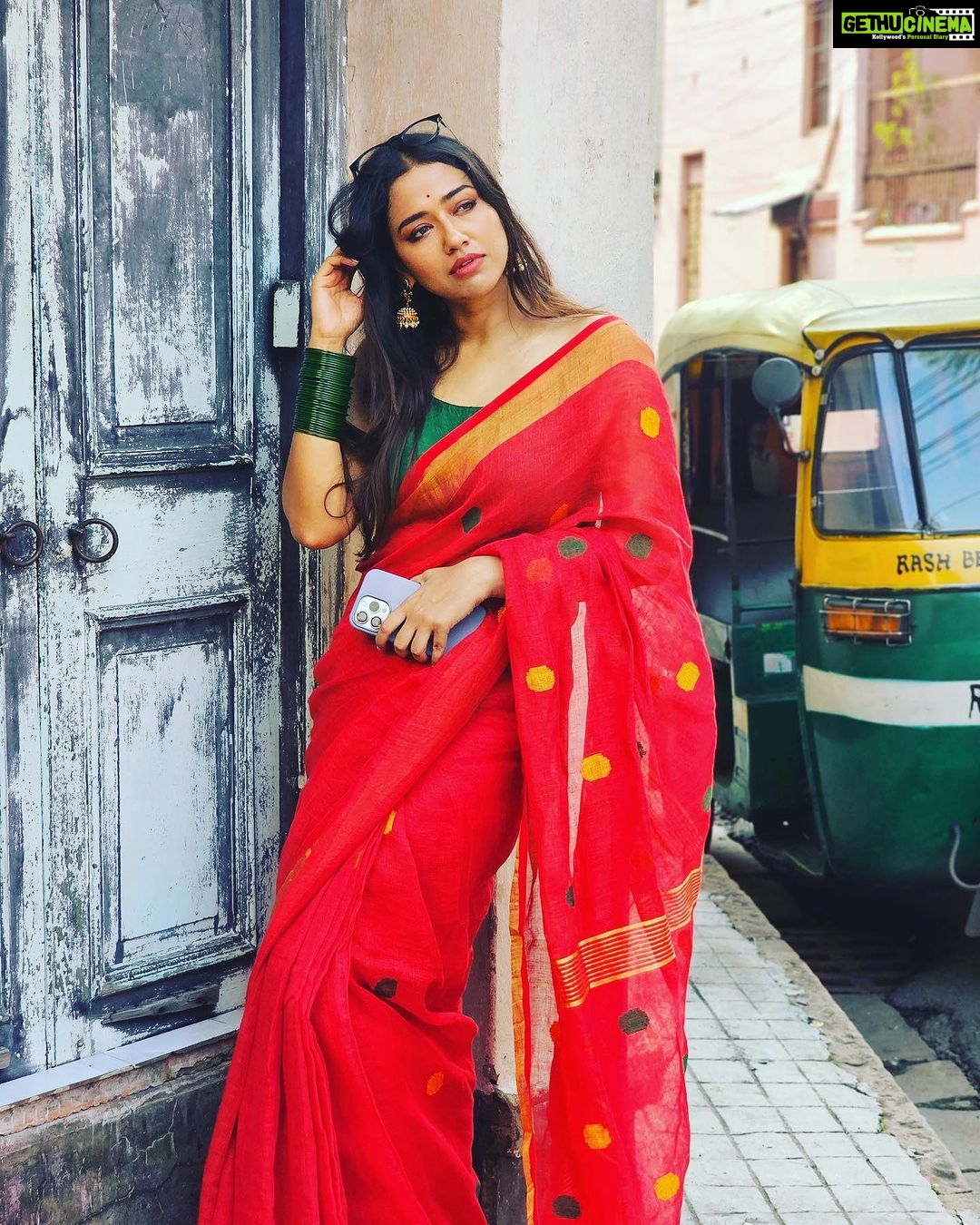 Sohini Sarkar Instagram - #saree #sareelove #indian #candid #day #road 📷 @abhireporting