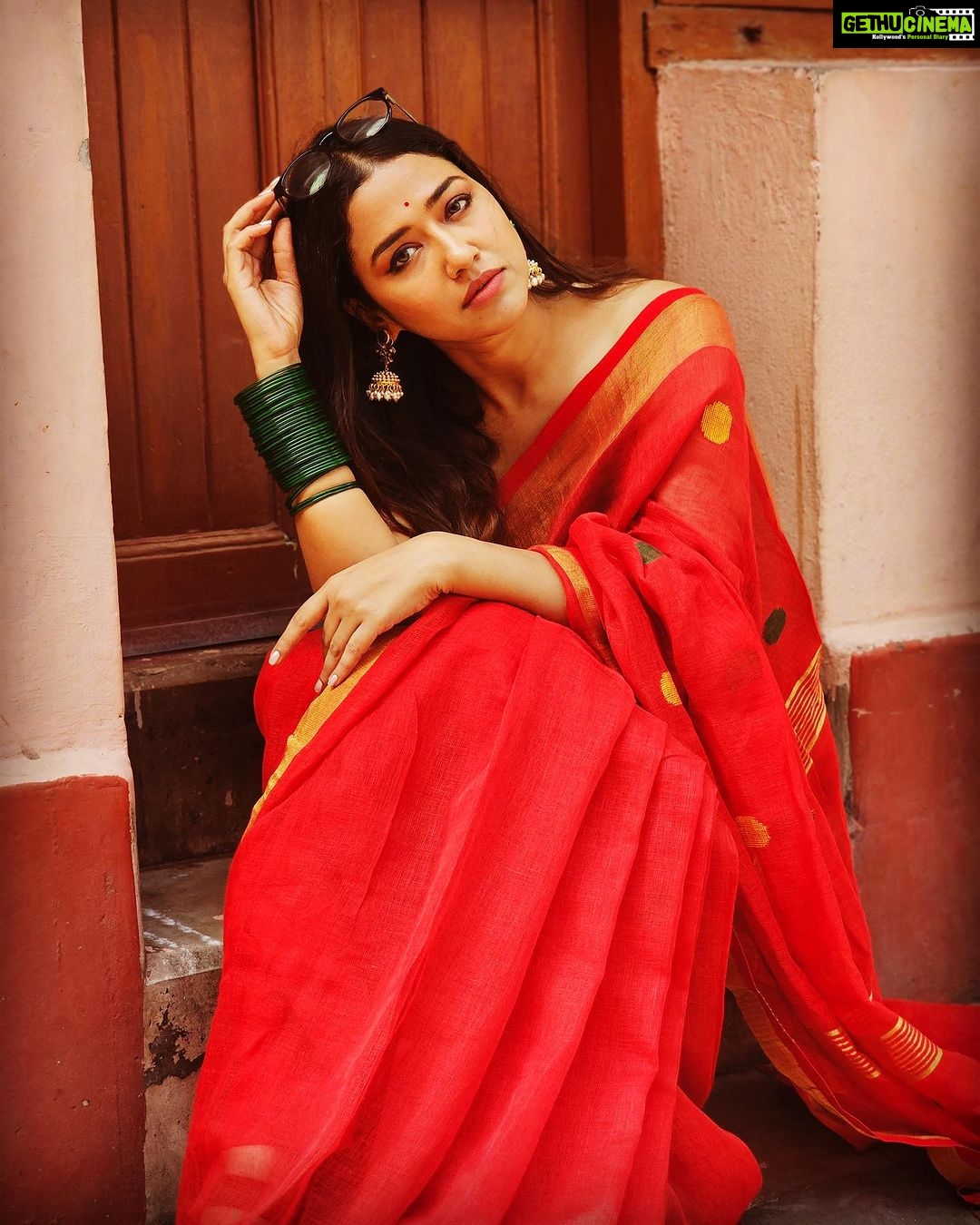 Sohini Sarkar Instagram - #saree #sareelove #indian #candid #day #road 📷 @abhireporting