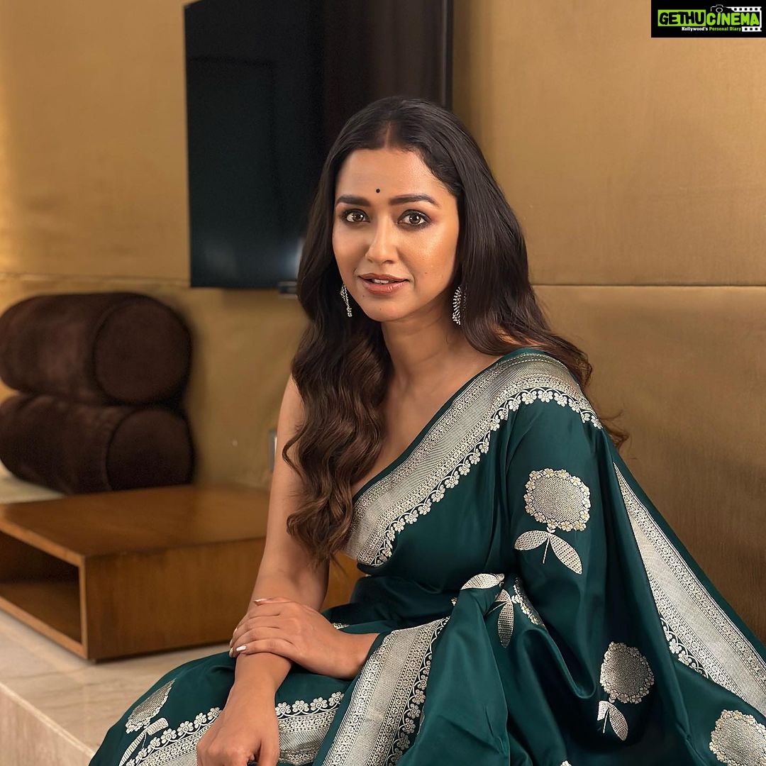 Sohini Sarkar Instagram - পুজো পুজো আসছে বলে.... . A shoot for @anandalok_abp . 💄 @dassourav3 💇♀️ @diaryofaamrapali 🥻 @style_by_madhab 🔗 @socialyard_digital . #Shoot #sari #ethnic #mood #festival #pujoaache