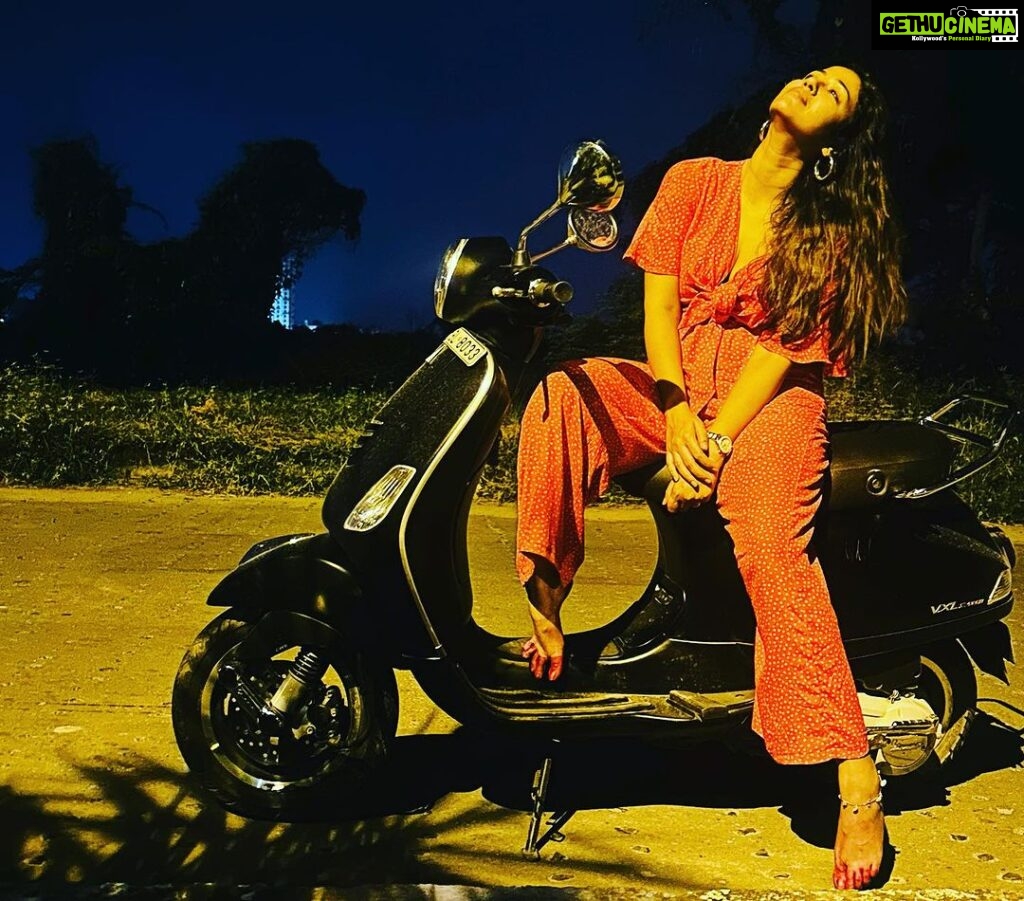 Sohini Sarkar Instagram - তা সে যতই কালো হোক, দেখেছি তার কালো হরিণ-চোখ। #Black #light #road #night