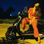Sohini Sarkar Instagram - তা সে যতই কালো হোক, দেখেছি তার কালো হরিণ-চোখ। #Black #light #road #night