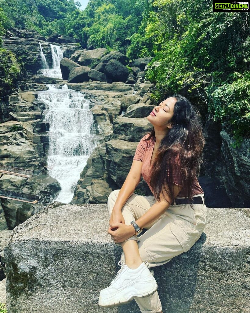Sohini Sarkar Instagram - এ জীবন শুধু দোয়েলের ....🍁 #naturelovers #day #meghalaya #পাহাড় #আমি