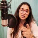 Sohini Sarkar Instagram - ঠেকে দরকার সোহিনী সরকার! Audio Story’r জগতে প্রথম বার সোহিনী। বঙ্কিমচন্দ্র চট্টাপাধ্যায়ের ‘আনন্দমঠ’ আসছে এই সপ্তাহে। ১২ই আগস্ট রাত ৯টা। Subscribe 👉 https://mirafsarali.oia.bio/mirofficialyoutube #গপ্পোমীরেরঠেক #goppomirerthek