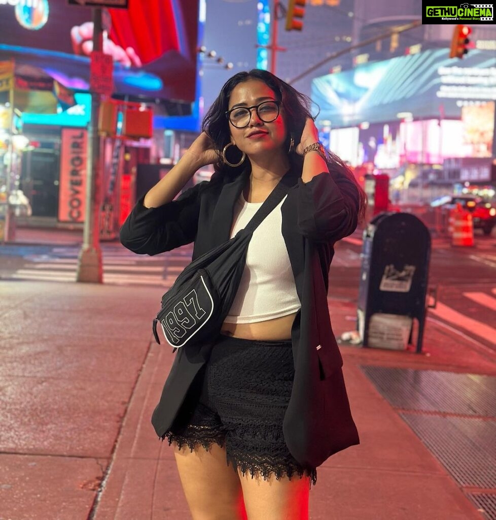 Sohini Sarkar Instagram - Black lover 🖤🖤🖤 Times Square New York