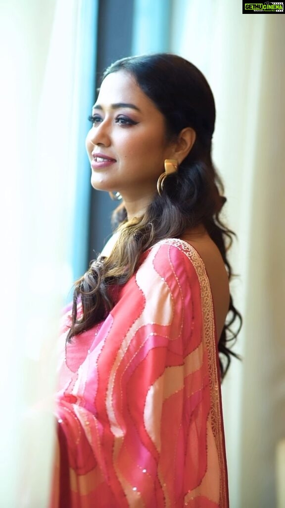 Sohini Sarkar Instagram - अँखियोंके डोर 🌸🌺🌷💖 💄 @sanusinghroy 💇‍♀️ @supriyamondal1711 🥻 @sandip_jaiswal 📸 @sahil_paswan_2646_ 🤝 @socialyard_digital . . #traditional #redwhite #saree #elegant #look #mood #event #thankyou Kolkata