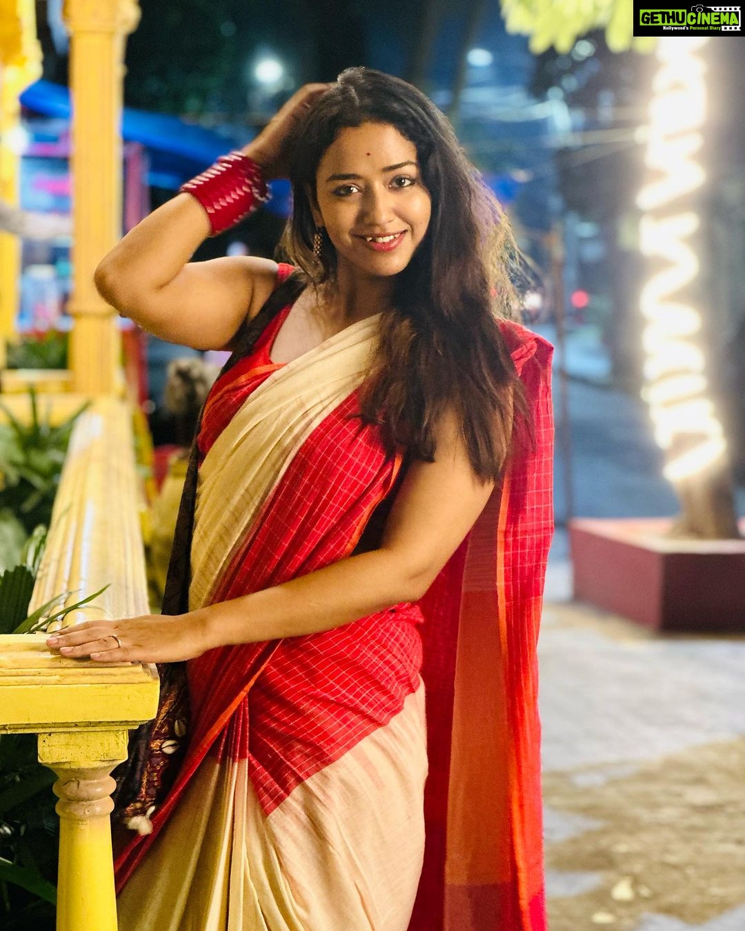Sohini Sarkar - 67.5K Likes - ❤️❤️❤️❤️❤️
#saree #tradional #evening #white #red