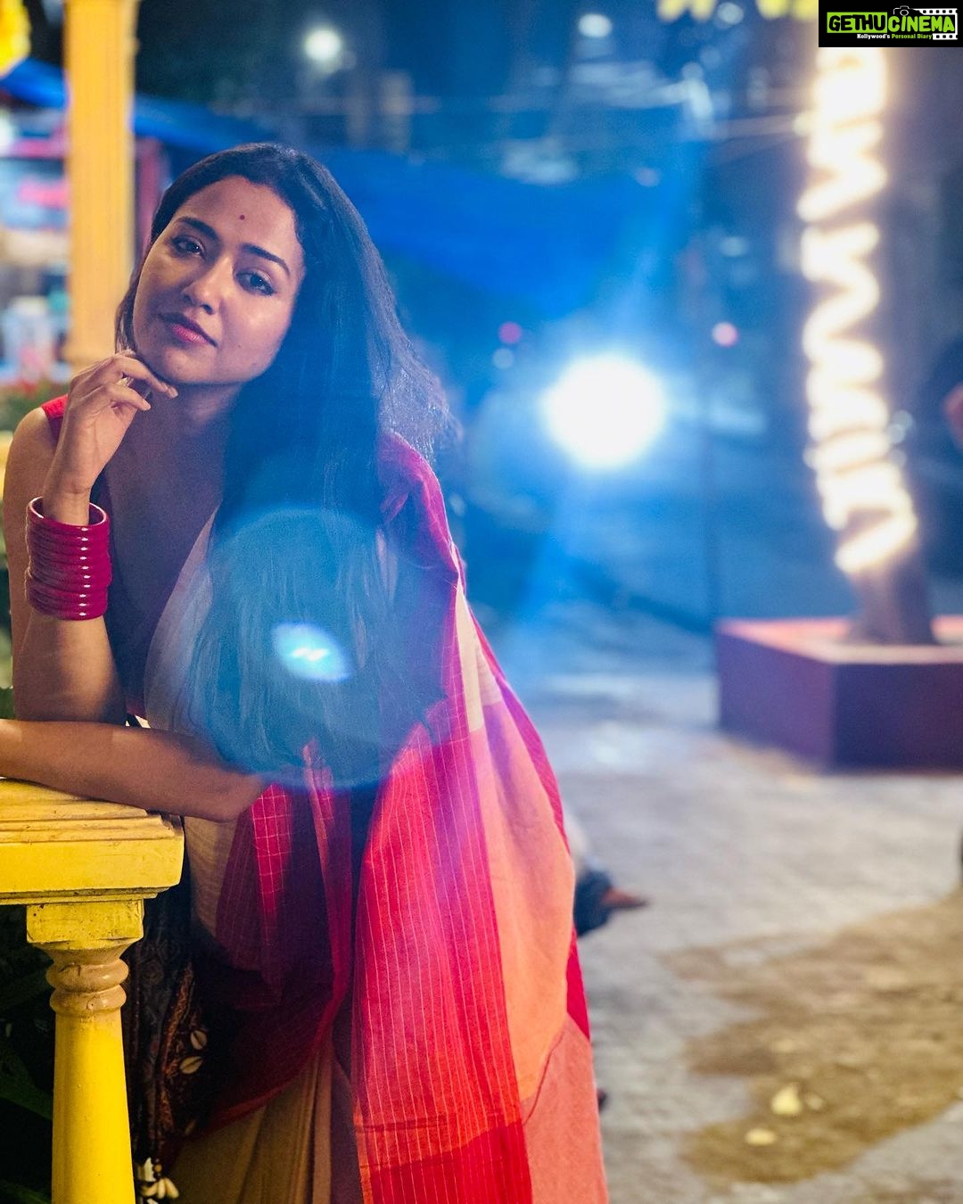 Sohini Sarkar - 67.5K Likes - ❤️❤️❤️❤️❤️
#saree #tradional #evening #white #red
