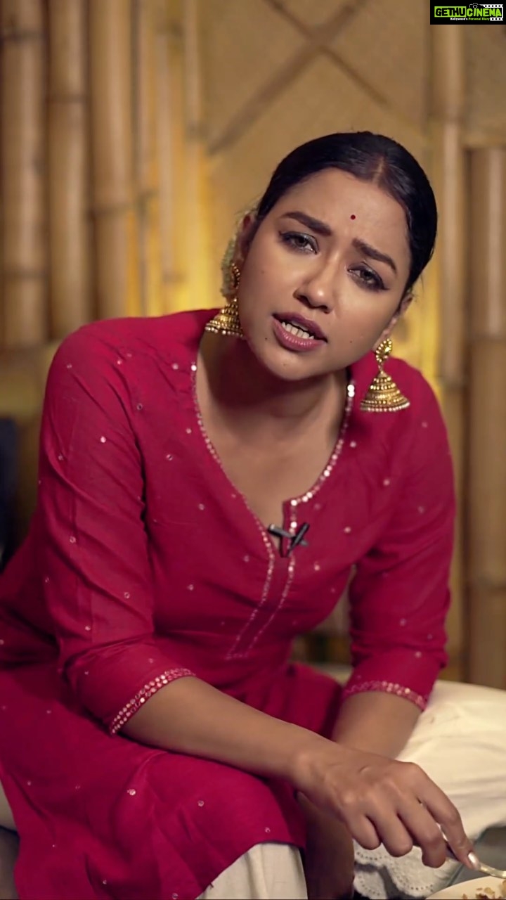 Sohini Sarkar Instagram - Enjoying my favourite food with a sip of chilled Coke is pure bliss! Share a picture of your favourite food with Coke, and stand a chance to go on a food walk with me…Coke-er Shathe! To participate, you just have to: 1️⃣ - Click photos with your favourite Food🌯🍕🍔 and Coke🥤 2️⃣ - WhatsApp it to 8017010255 with your name and location or upload it using #CokeAndFood and tag @cocacola_india Instagram or Facebook page 3️⃣ - Follow Coca-Cola India official page Tag your gang so they can join in the fun too.❤ T&C Apply: https://bit.ly/coke_tnc #RealMagic #CocaCola #CokeErShathePetPujo