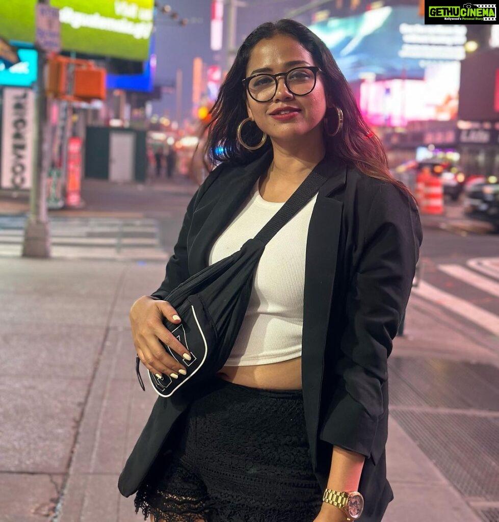 Sohini Sarkar Instagram - Black lover 🖤🖤🖤 Times Square New York