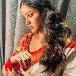 Sohini Sarkar Instagram - When it’s ‘lal par sada saree’, got to get some new clicks ♥️🤍 . . 💄 @sanusinghroy 💇‍♀️ @supriyamondal1711 🥻 @senjayita1975 📸 @socialyard_digital . . #traditional #redwhite #saree #elegant #look #mood #event #thankyou Kolkata