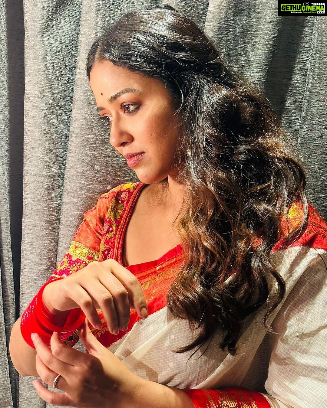Sohini Sarkar Instagram - When it’s ‘lal par sada saree’, got to get some new clicks ♥️🤍 . . 💄 @sanusinghroy 💇♀️ @supriyamondal1711 🥻 @senjayita1975 📸 @socialyard_digital . . #traditional #redwhite #saree #elegant #look #mood #event #thankyou Kolkata