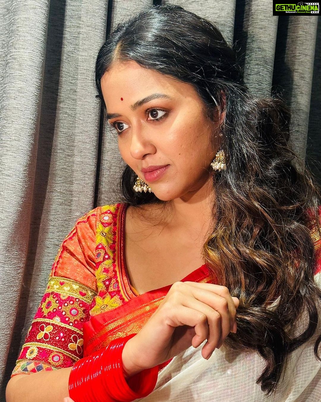 Sohini Sarkar Instagram - When it’s ‘lal par sada saree’, got to get some new clicks ♥️🤍 . . 💄 @sanusinghroy 💇♀️ @supriyamondal1711 🥻 @senjayita1975 📸 @socialyard_digital . . #traditional #redwhite #saree #elegant #look #mood #event #thankyou Kolkata