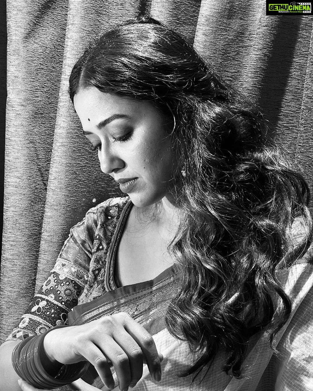 Sohini Sarkar Instagram - When it’s ‘lal par sada saree’, got to get some new clicks ♥️🤍 . . 💄 @sanusinghroy 💇♀️ @supriyamondal1711 🥻 @senjayita1975 📸 @socialyard_digital . . #traditional #redwhite #saree #elegant #look #mood #event #thankyou Kolkata