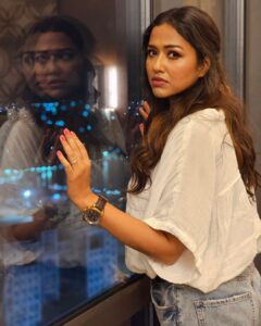 Sohini Sarkar Instagram - Photoshoot vs Real Mood 😉
Swipe Left to See 👉

📸 @abhireporting 
💄@sanusinghroy 
💇‍♀️ @supriyamondal1711 
🤝 @socialyard_digital